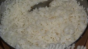 Салат из отварной горбуши с рисом