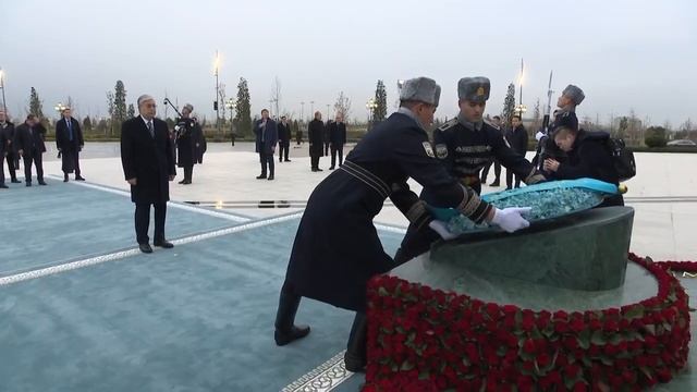 Президент возложил цветы к монументу «Независимости» в парке «Янги Узбекистон» в Ташкенте смотреть онлайн