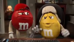 очень странная реклама m&m,s