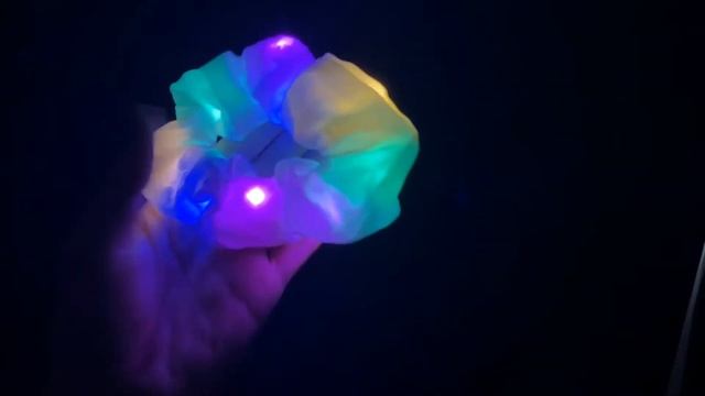 СВЕТЯЩАЯСЯ РЕЗИНКА ДЛЯ ВОЛОС смотреть онлайн