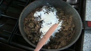 Нежнейшие и вкуснейшие куриные тефтели в сметано-грибном соусе .