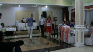 подарок на свадьбу от друзей.Пародия на жениха и невесту