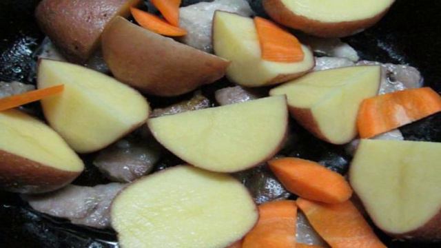 Жареный редис с картофелем на свиной грудинке