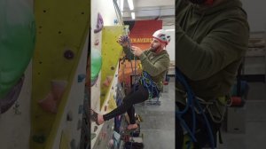 ОБУЧАЮЩЕЕ ВИДЕО ПО АЛЬПИНИЗМУ. Верхняя страховка в режиме "автоблока" при помощи корзинки