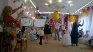 Танец родителей с детьми на выпускном в детском садике