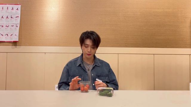 [Vlog] OnlyOneOf LuVlog #8 | 오이 극혐러의 🥒샤인 오이🥒 먹방 смотреть онлайн