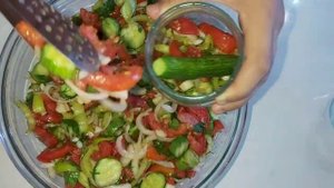 Консервируем салат на зиму.