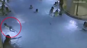 Слабонервным не смотреть!Маленький мальчик тонет в бассейне, и никто не видит!