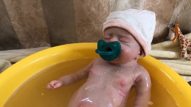 Первое купание силиконовой куклы реборн / Fullbody silicone reborn bath смотреть онлайн