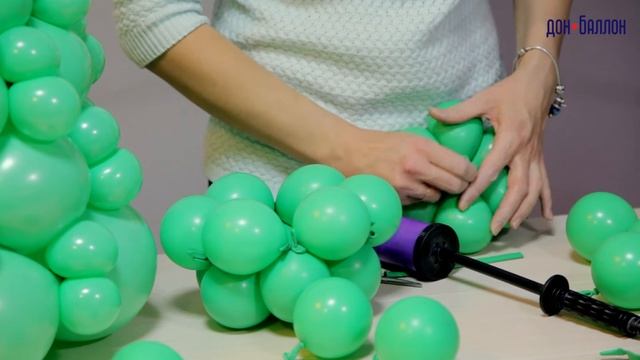 Искусство Аэродизайна. Урок №53. Разнокалиберная елочка из воздушных шаров с декором смотреть онлайн