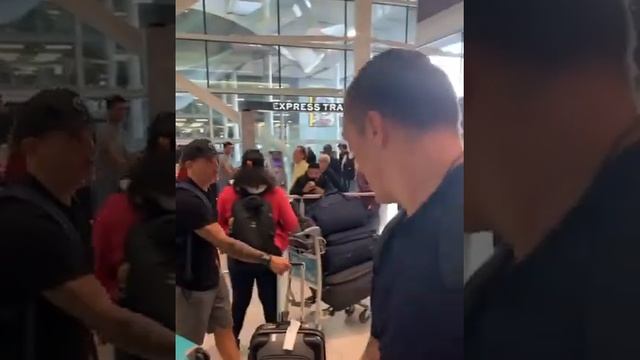 Александр Усик прибыл в Лондон смотреть онлайн