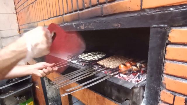 Сирийский парень Заза творит чудеса на своей маленькой кухне смотреть онлайн