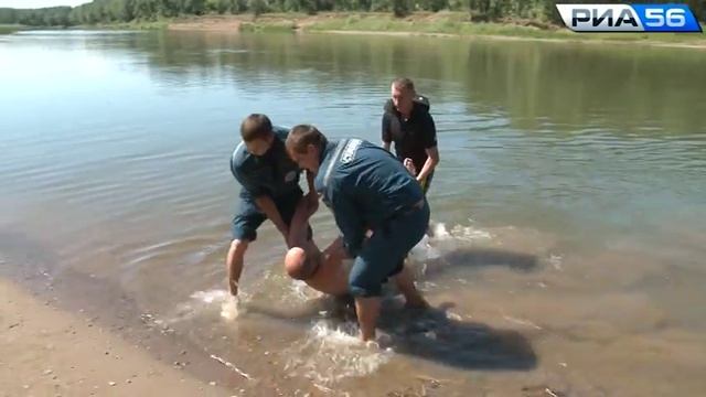 Оренбург. Как спасти утопающего. Советы от МЧС. 03.07.2015 смотреть онлайн