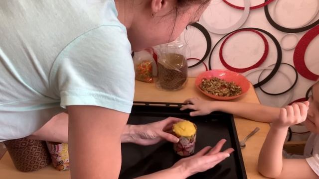 ГОТОВИМСЯ С ДОЧКОЙ К ПАСХЕ/ИДЕАЛЬНЫЙ КУЛИЧ НА ПАСХУ/ДИАНА КРАСИТ ЯЙЦА НА ПАСХУ/SASHA-LIFE_VLOG смотреть онлайн