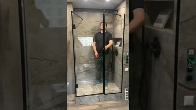 Душевая перегородка из осветленного стекла с черной фурнитурой смотреть онлайн