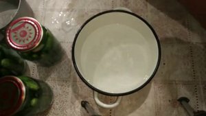Маринованные огурцы, сладкие с морковной ботвой