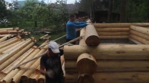 Срубы из бревна. Подъем бревен вручную.