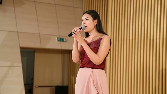 Красивая девушка поет на французском смотреть онлайн