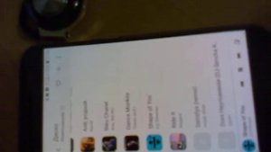 Наушник заряжен на 100%. Разряжается за 20 минут.