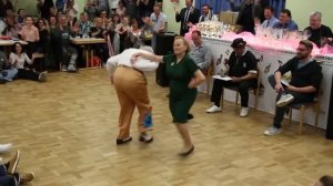 Песня и танец просто обалденные!!! О ВОЗРАСТЕ НЕ ДУМАЙ Александр Снежный