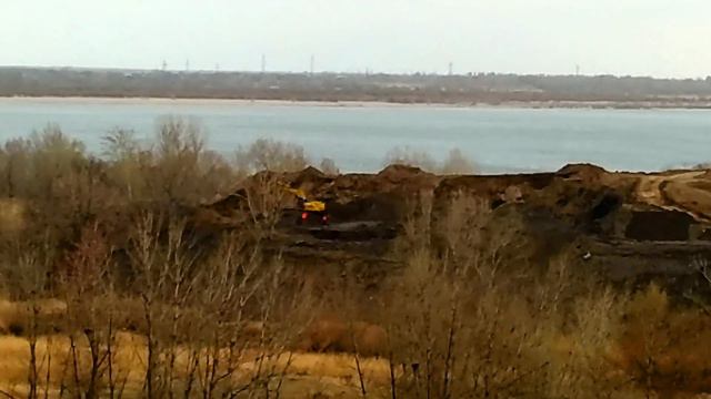 Экскаватор копает землю на краю оврага поймы реки Мокрая Мечётка Волгоград, полностью, стаб