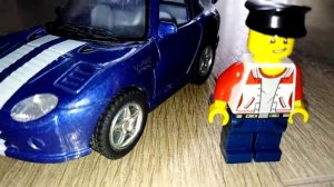 Синяя спортивная машина