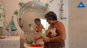 Как отмыть зеркало в ванной от пятен без разводов