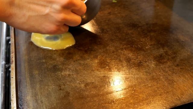 焼きそば大盛り！鉄板ステーキ！常連が殺到する大阪お好み焼き店の鮮やかな注文さばき丨Best Okonomiyaki in Osaka смотреть онлайн