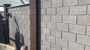 Красим забор из сквозного пескоблока.