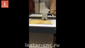 Биговка и раскрой напечатанной коробки из картона на планшетном режущем плоттере Lestar