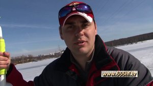 Сверление лунки во льду.