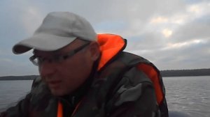 ловля на фидер с лодки на стоячей воде.