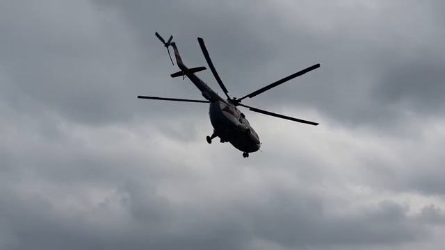 Учения, Вертолет МЧС взлетает с автостоянки смотреть онлайн