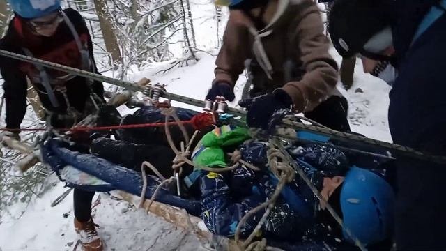 транспортировка пострадавшего по навесной переправе