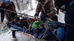 транспортировка пострадавшего по навесной переправе