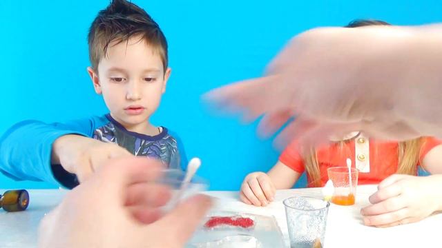 Дети делают цветное мыло своими руками / Есения Малышка смотреть онлайн