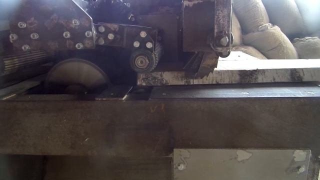 Работа самодельного многопильного станка.