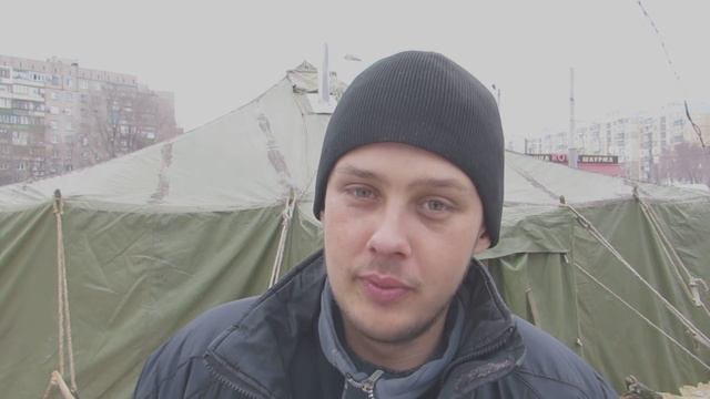 В Мариуполе люди спасаются от мороза в пункте обогрева смотреть онлайн