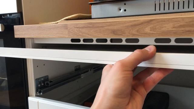 Установка встраиваемой бытовой техники в кухню. Пилю столешницу. Черные ручки на белом фасаде смотреть онлайн