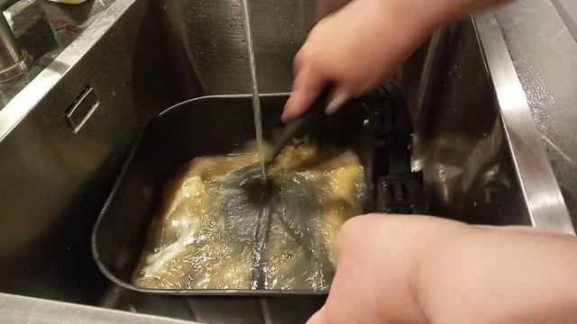 Моем жирную посуду Антижиром и Моющим для посуды от Эрсаг. Это эко продукт. смотреть онлайн