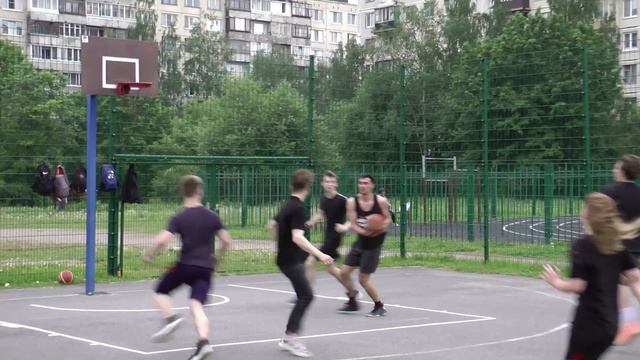 Баскетбольные дворовые команды играют как профи. смотреть онлайн