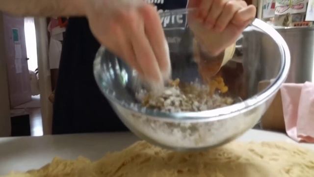 Полезные советы: Как долго вымешивать тесто на Пасху и как добавить изюм смотреть онлайн