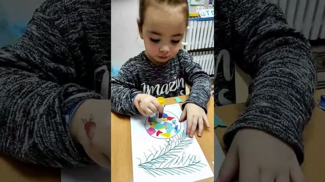рваная аппликация "Елочный шарик"