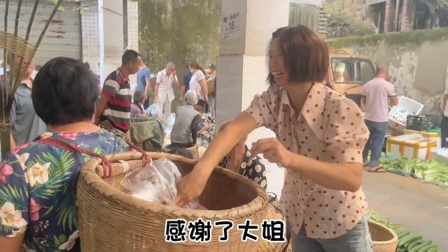 大姐赶场卖藕,刚开始生意还不错,到后面越来越难了【乡村大姐】