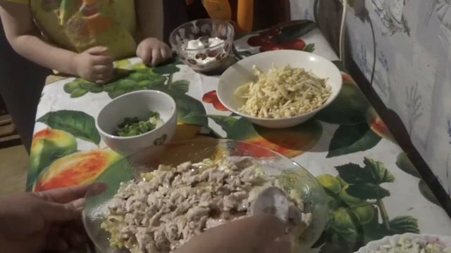 Салатик бюджетный " Нежный" с колбасным сыром. смотреть онлайн