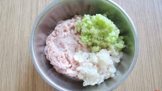 Куриные котлеты с кабачками на пару