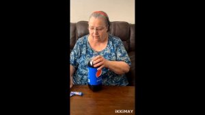 Бабушка кидает Ментос в Пепси Колу Grandmother Mentos Pepsi Cola Meme