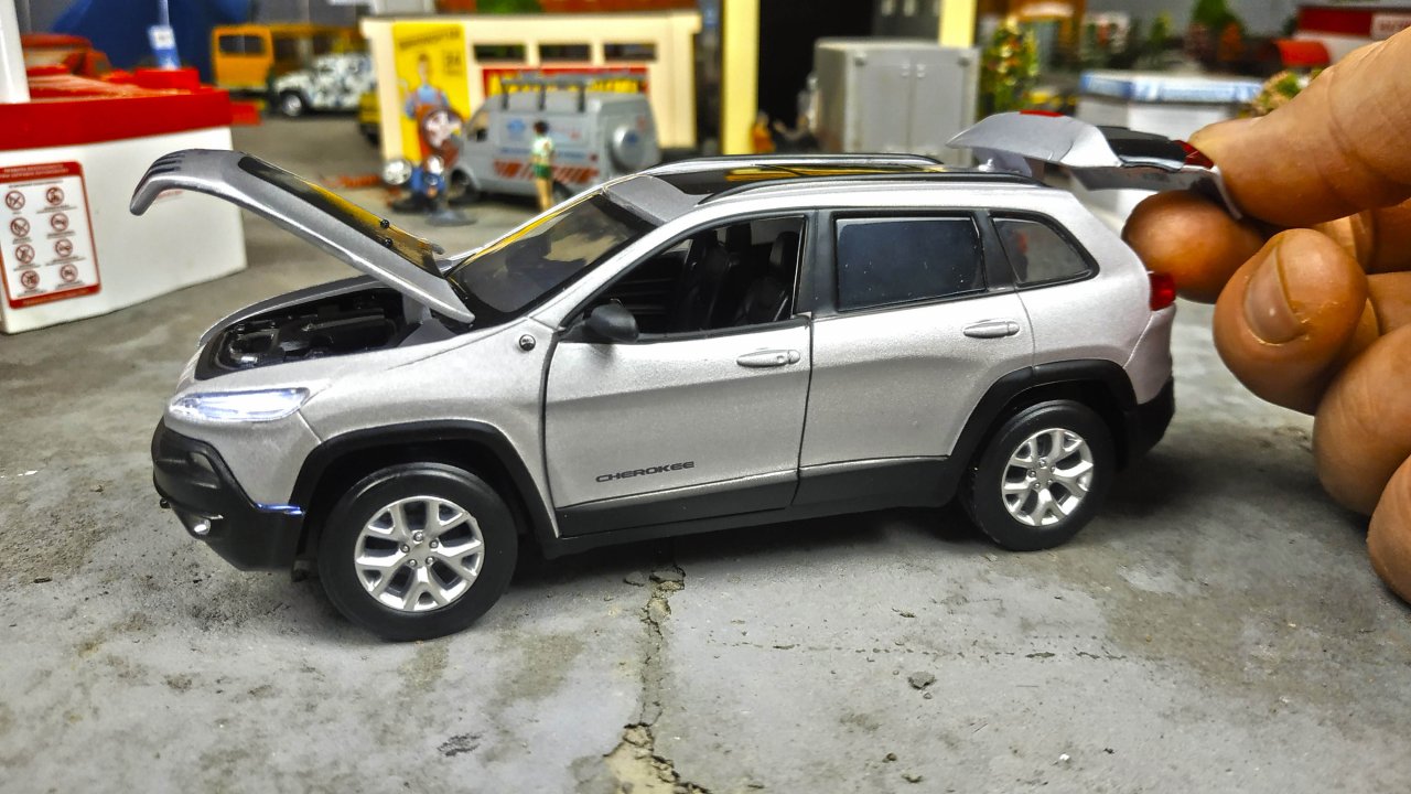 Моделька Jeep Cherokee со светом и звуком 1/32. Машинка Автопанорама.