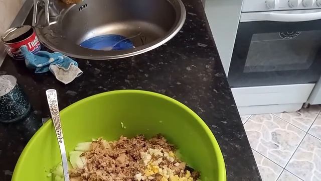 VLOG// КАК ОЧИСТИТЬ ДОСКУ ДЛЯ НАРЕЗКИ//СЫТНЫЙ И ВКУСНЫЙ САЛАТИК смотреть онлайн