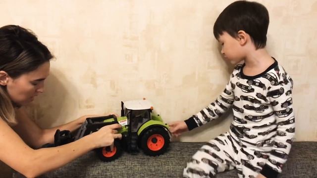 Bruder Трактор Claas Axion 950, c погрузчиком, 03-013 смотреть онлайн